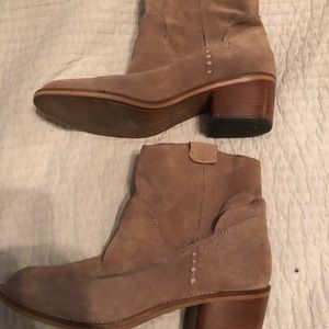 Women’s Dolce Vita ankle boots in tan suede size 8